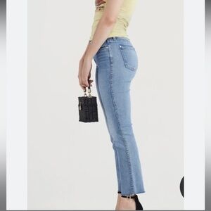 Luxe Vintage Edie With Cut Off Hem in Light Blue Wash S28